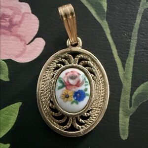 Vintage Sarah Coventry Floral Gold Pendant